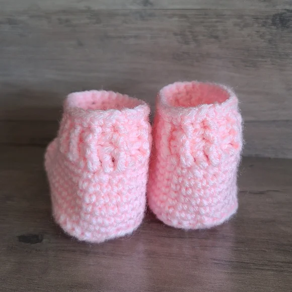New pink baby booties, Baby shoes, crochet shoes, newborn shoes, girl shoes - Picture 8 of 10